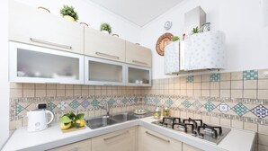 Una cocina moderna con microondas, estufa y armarios.