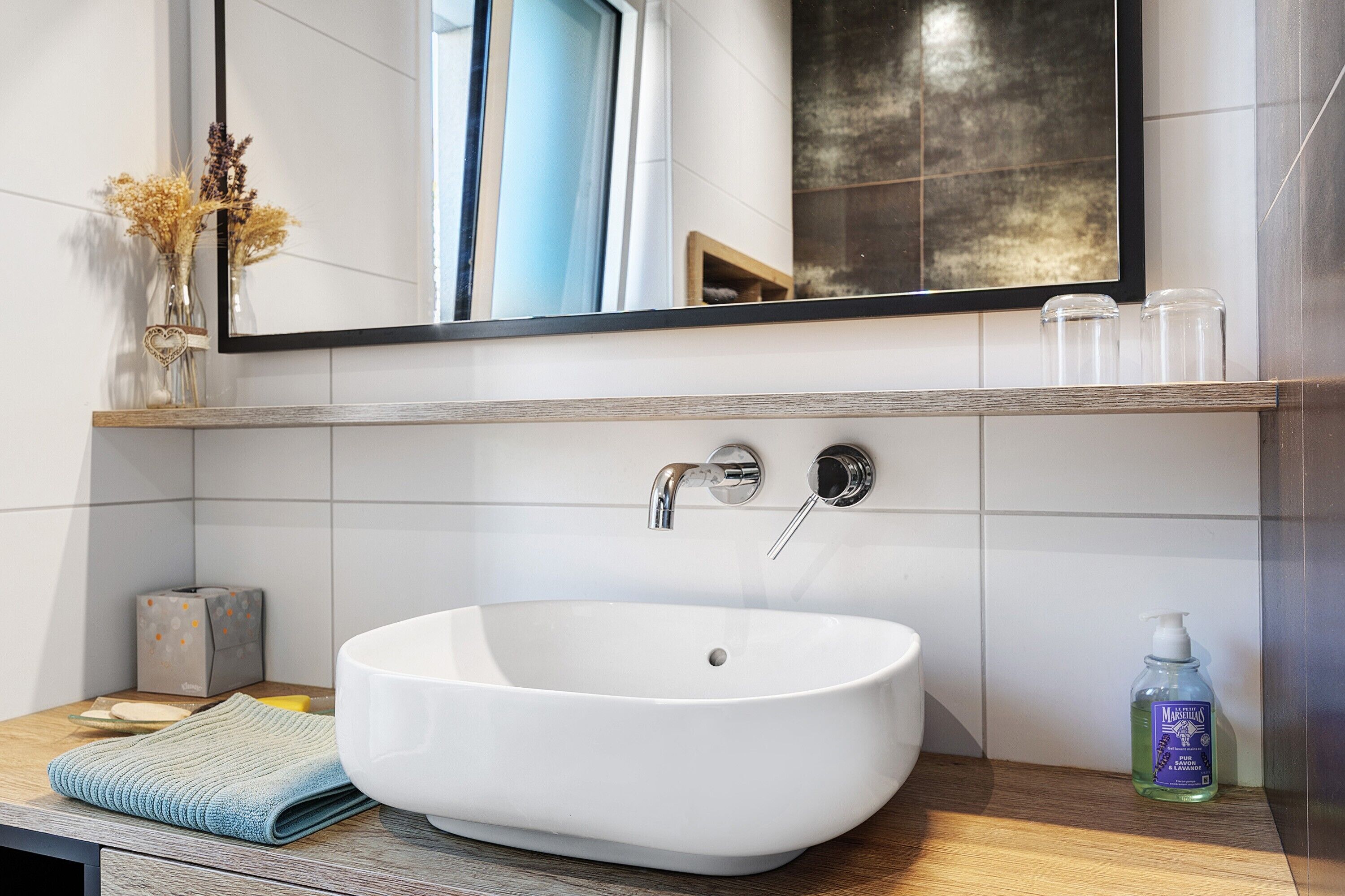 Shower, hair dryer, towels
