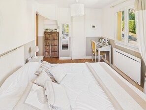 Free WiFi - Charming family home with pool for 7 (Proissans)