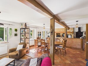 TV - Charming family home with pool for 7 (Proissans)