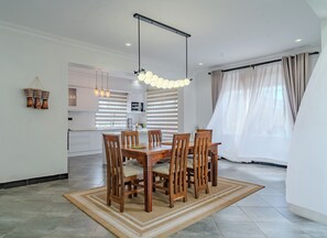 Dining - Home4Home Airbnb – Peaceful retreat close to the City (Kampala)