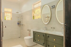 Towels, soap, toilet paper - Home4Home Airbnb – Peaceful retreat close to the City (Kampala)