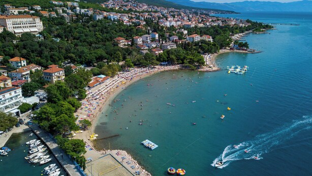 A coastal town with a beach, boats, and a marina. - Apartment with fantastic sea view and balcony in Crikvenica (Crikvenica)
