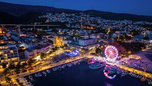 A coastal town with a marina, a Ferris wheel, and a bridge in the background. - Apartment with fantastic sea view and balcony in Crikvenica (Crikvenica)