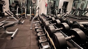 A gym with exercise equipment, including treadmills and weight machines. - Luxurious 1-bedroom Condo With Pool Near Jomtien Beach (Pattaya)