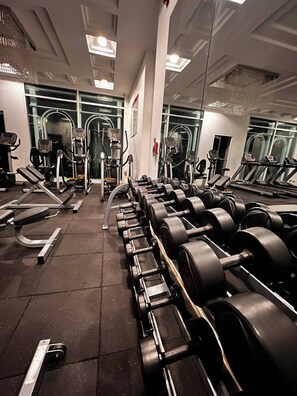 A gym with exercise equipment, including treadmills and weight machines. - Luxurious 1-bedroom Condo With Pool Near Jomtien Beach (Pattaya)