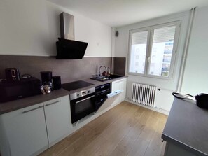 Fridge, microwave, oven, stovetop - Leskale – 3 Bedrooms, Sleeps 6, Central Location (Valence)