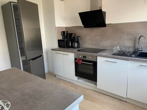 Fridge, microwave, oven, stovetop - Leskale – 3 Bedrooms, Sleeps 6, Central Location (Valence)