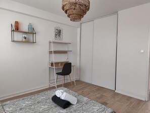 Iron/ironing board, WiFi, bed sheets - Leskale – 3 Bedrooms, Sleeps 6, Central Location (Valence)