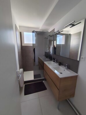 Shower, towels - Leskale – 3 Bedrooms, Sleeps 6, Central Location (Valence)
