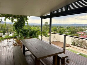 Outdoor dining - The East Albury House (East Albury)