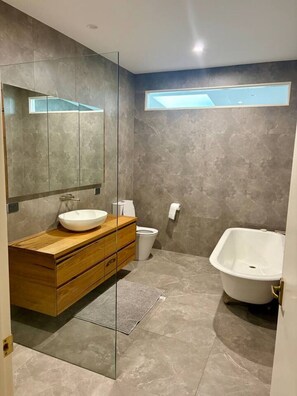 Bathroom - The East Albury House (East Albury)