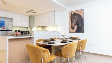 Apartemen, 2 kamar tidur, balkon, pemandangan teluk | Ruang makan
