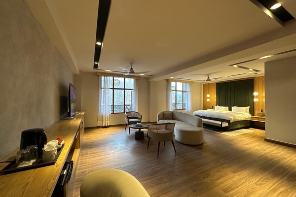 Executive Suite, Balcony, City View | In-room safe, soundproofing, WiFi (free)