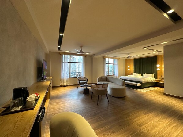 Executive Suite, Balcony, City View | In-room safe, soundproofing, free WiFi, wheelchair access