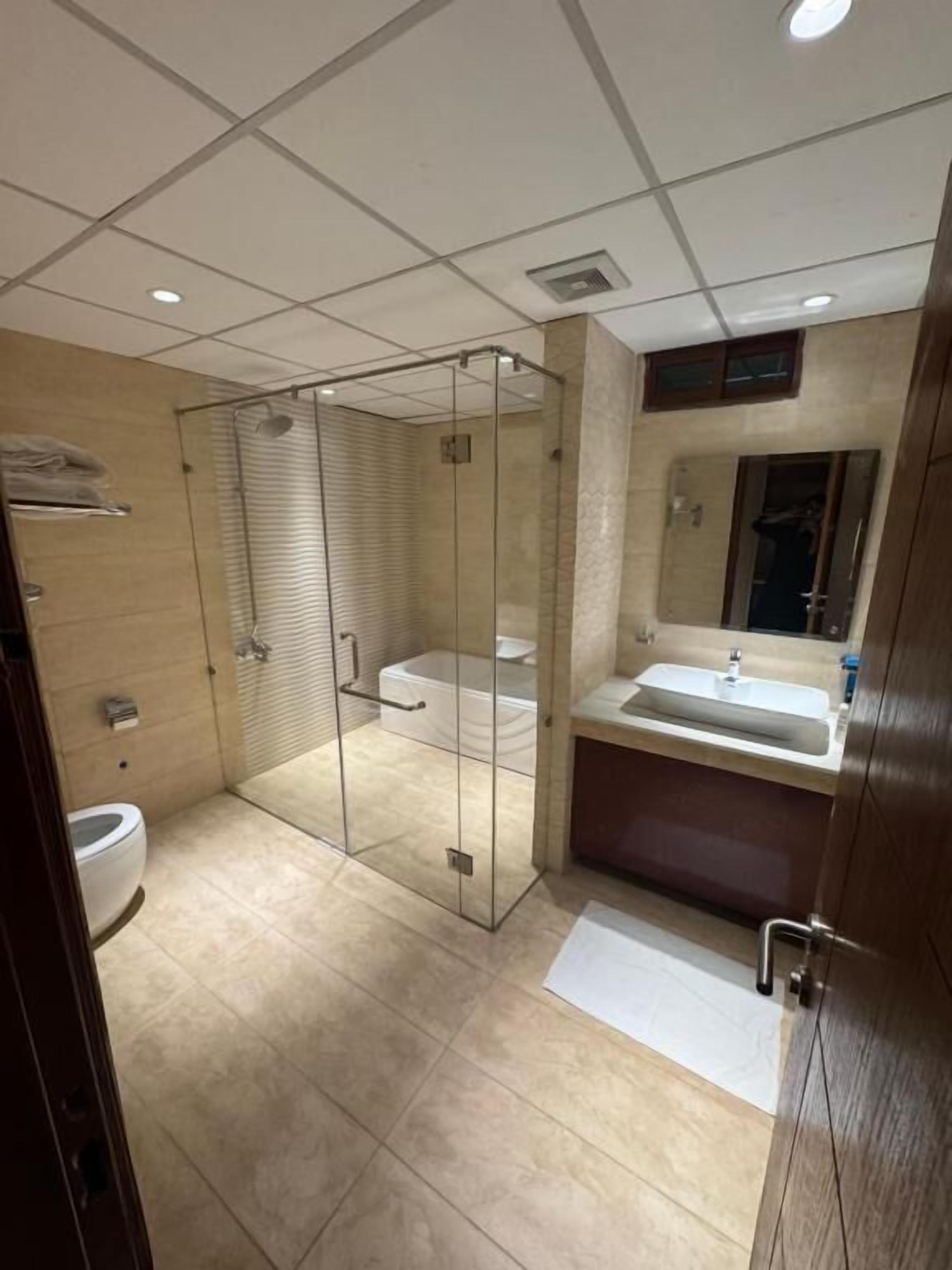Quadrupla familiare, vista città | Bagno | Pantofole