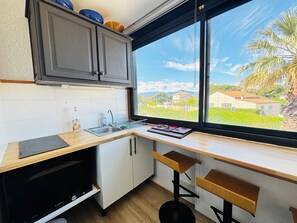 Fridge, microwave, stovetop, toaster - Studio cabin with AC near sea - 4 guests (Saint-Cyprien)
