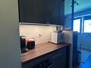 Wasserkocher mit Kaffee-/Teezubehör, Kühlschrank, Mikrowelle, Ofen