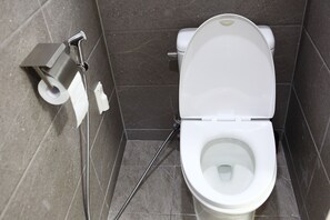 Haartrockner, Handtücher, Toilettenpapier