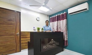 Lobby - Royal Hotel (Gurugram)