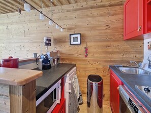 Fridge, microwave, oven, dishwasher - Les Menuires - Comfy apt for 6, 2 rooms, WiFi, balcony (Les Menuires)