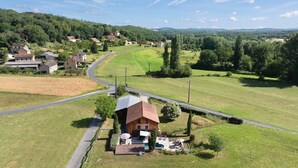 A rural house with a paved driveway, a swimming pool, and a fenced yard. - Guest Room "Le Séchoir de Saint Vincent - Brame" near Sarlat – Pool, Wi-Fi, Air Conditioning (Saint-Vincent-le-Paluel)