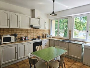 Fridge, microwave, oven, dishwasher - Detached villa in green setting - 6 guests (Léon)