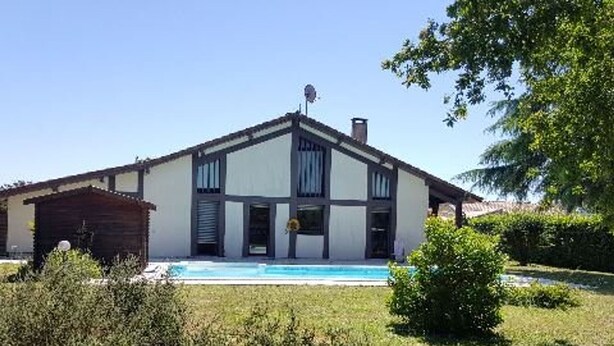 A two-story house with a swimming pool, a garage, and a well-maintained lawn. - Peaceful villa with pool, pets welcome - 8 guests (Vielle-Saint-Girons)