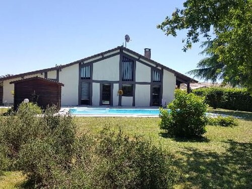 Peaceful villa with pool, pets welcome - 8 guests