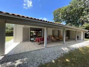 Outdoor dining - Modern villa near lake - 6 guests (Vielle-Saint-Girons)