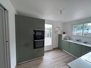 Fridge, microwave, oven, dishwasher - Calm villa, pets welcome - 6 guests (Léon)