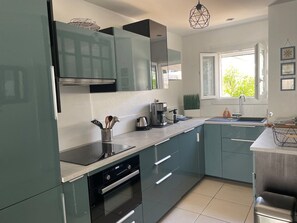Fridge, dishwasher, coffee/tea maker, toaster - Modern villa with pool and parking - La Grande Motte (La Grande-Motte)