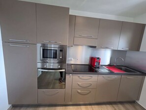 Fridge, microwave, oven, dishwasher - Apartment with air conditioning, terrace - 3 guests (Lumio)