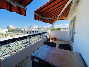 Outdoor dining - Charming T2 with terrace view - 4 guests (La Grande-Motte)