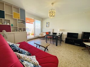 TV - Charming T2 with terrace view - 4 guests (La Grande-Motte)