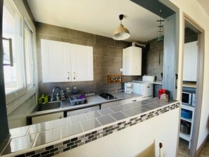 Refrigerador, microondas, horno y cafetera y tetera 
