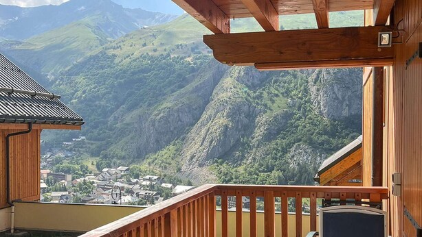 A wooden balcony with a view of a mountainous landscape. - Comfortable and bright apartment - 4 guests (Valloire)