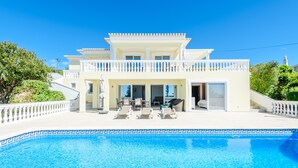 A two-story building with a swimming pool in front. - Villa Montinho Vista (Monchique)