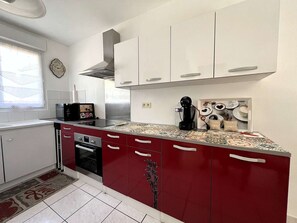 Frigorífico, microondas, horno y placa de cocina