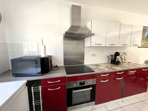 Fridge, microwave, oven, stovetop - House with parking, pets allowed - 4 guests (Léon)