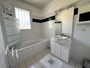 Bathroom - House with parking, pets allowed - 4 guests (Léon)
