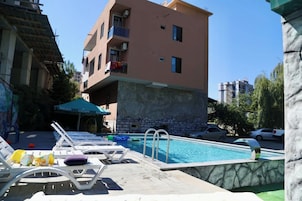 Una piscina al aire libre