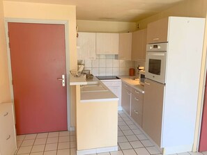 Microwave, oven - Beautiful apartment with garden - 6 guests (Le Grau-du-Roi)