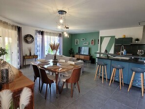 A modern living space with a dining area, kitchen, and seating area. - Villa with pool and pets allowed - 10 guests (Vielle-Saint-Girons)