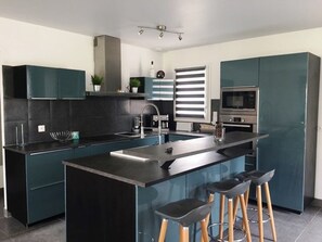 Fridge, microwave, oven, stovetop - Villa with pool and pets allowed - 10 guests (Vielle-Saint-Girons)