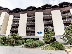 Ein mehrgeschossiges Hotel mit modernem architektonischen Design und einem gut sichtbaren Logo an der Fassade.