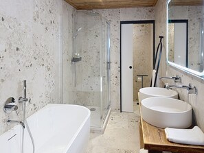 A modern bathroom with a freestanding bathtub, two round sinks, a glass shower enclosure, and a wooden ceiling. - Elegant apartment, mountain view - 10 guests (Montvalezan-La Rosière)