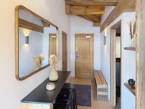 Interior - Elegant apartment, mountain view - 10 guests (Montvalezan-La Rosière)