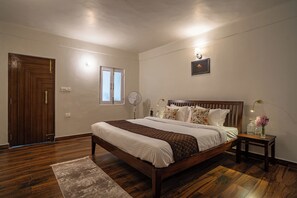 Deluxe Apartment, Lake View - Alaya Stays Headingly Suite Lake Facing (Nainital)