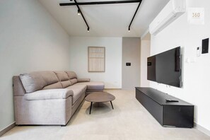 TV - Stylish Sea View 3BR Penthouse in Qawra | Sleeps 6 (San Pawl il-Baħar)